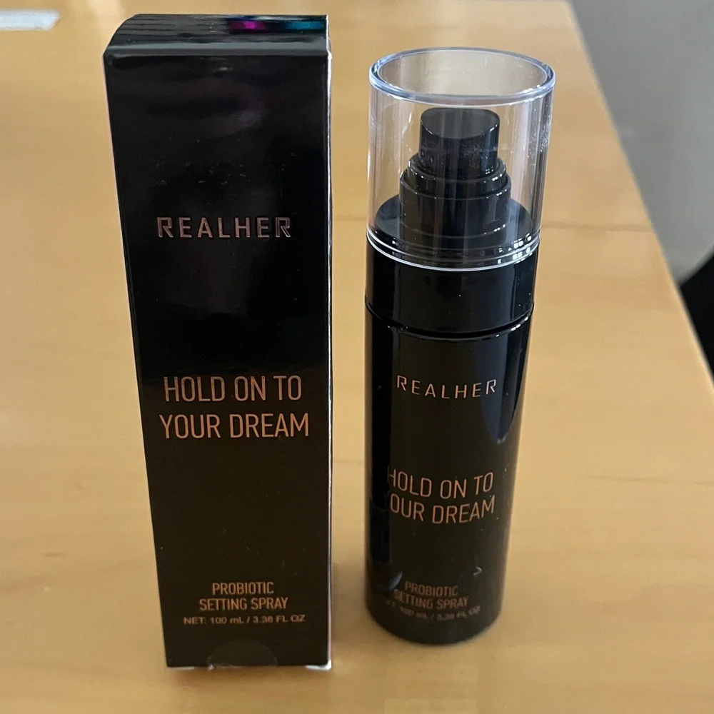RealHer setting spray